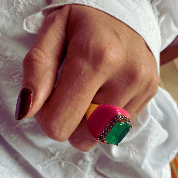 CLEMENTINE statement ring, fuchsia pink enamel band with emerald green center stone, worn on hand. GIADAN for Le.Paul Jewelgarden