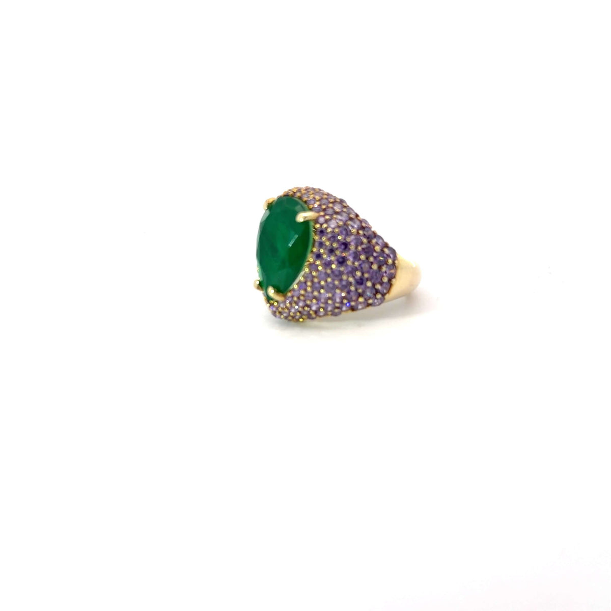 ELISABETH statement ring, emerald green pear-shaped center stone with violet pavé zirconias, side view. Giadan for Le.Paul Jewelgarden.