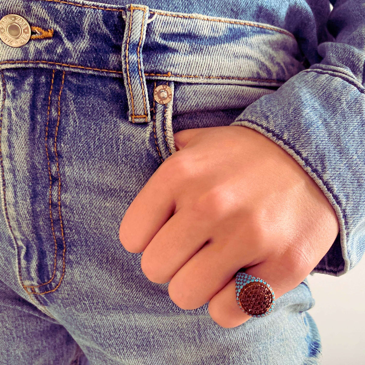 Rose gold plated pinky ring with brown and turquoise blue zirconias, displayed on a person's hand - GRACE AKA MELANIE by Giadan for Le.Paul Jewelgarden