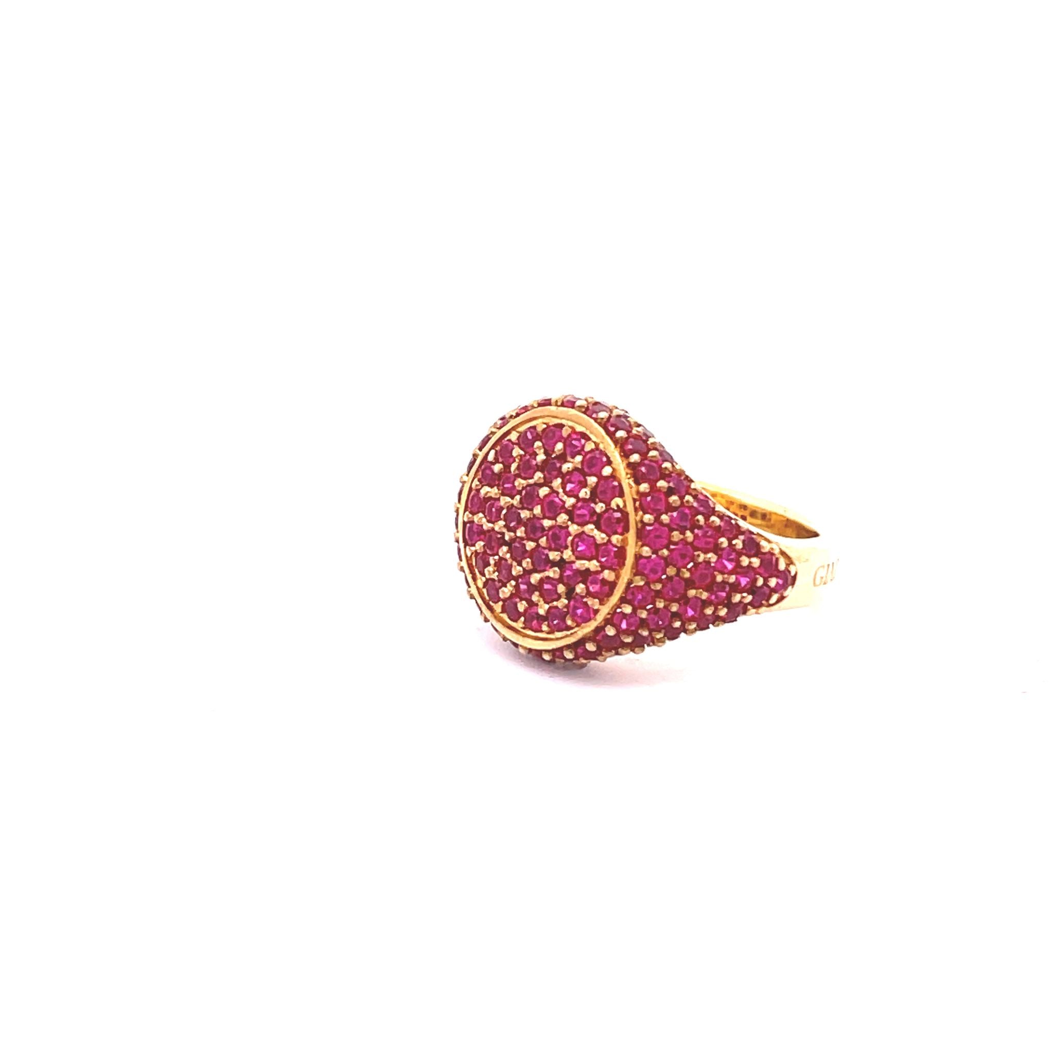 Yellow gold plated pavé pinky ring with red zirconias — side view of GRACE RED by Giadan for Le.Paul Jewelgarden