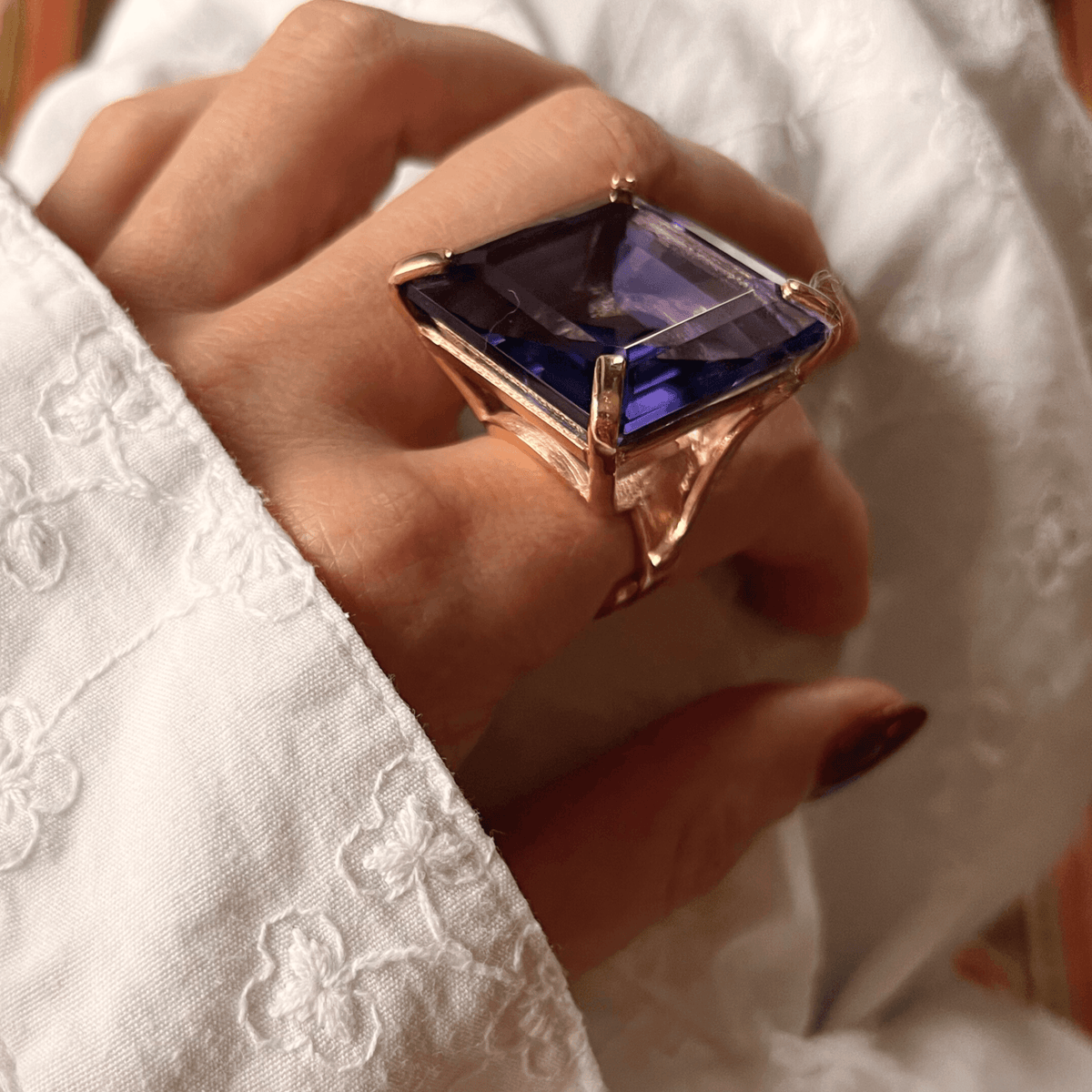 NARCISA statement ring, amethyst purple XL zirconia in rose gold plated setting, worn on hand, top view. GIADAN for Le.Paul Jewelgarden