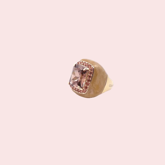 SANDY Statement ring. Yellow gold-plated silver ring with beige marbled enamel and light-brown center stone surrounded by brown zirconia halo, side view