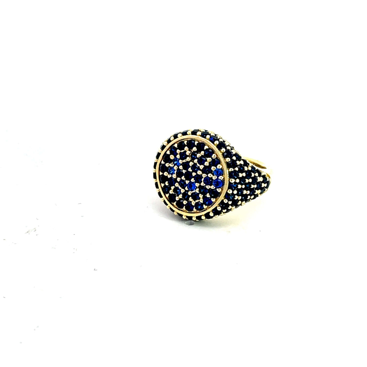Yellow gold plated pavé pinky ring with dark blue zirconias viewed from the side — GRACE MARINE by Giadan for Le.Paul Jewelgarden